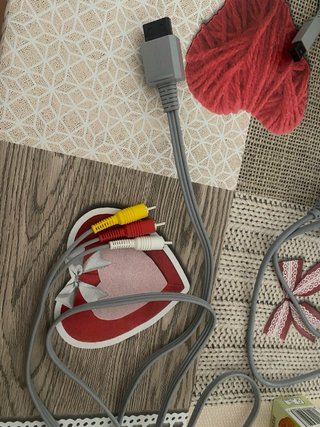 Consola Nintendo Wii Negra y Roja + Cables