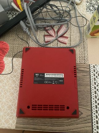 Consola Nintendo Wii Negra y Roja + Cables
