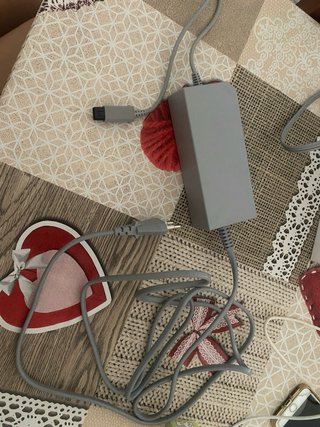 Consola Nintendo Wii Negra y Roja + Cables