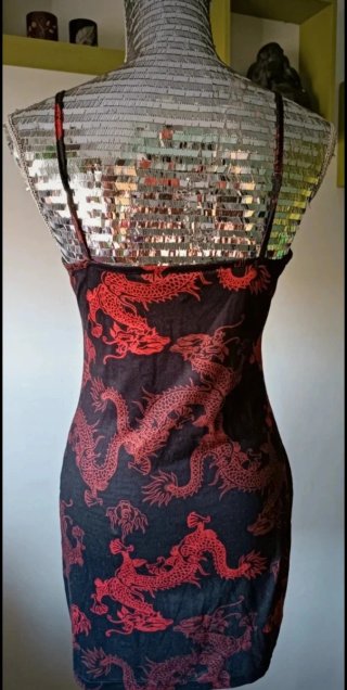 Vestido Shein dragones negro y rojo Talla M