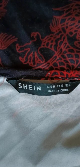 Vestido Shein dragones negro y rojo Talla M