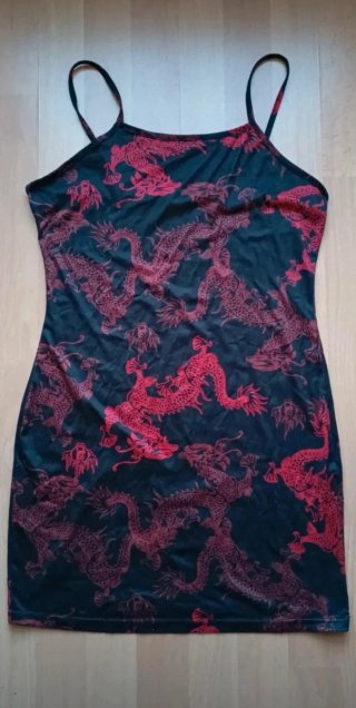 Vestido Shein dragones negro y rojo Talla M