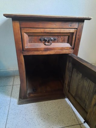 Mesitas de noche madera maciza oscura.