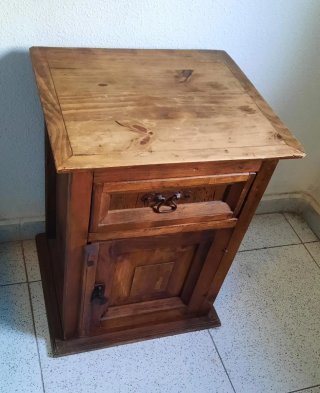 Mesitas de noche madera maciza oscura.
