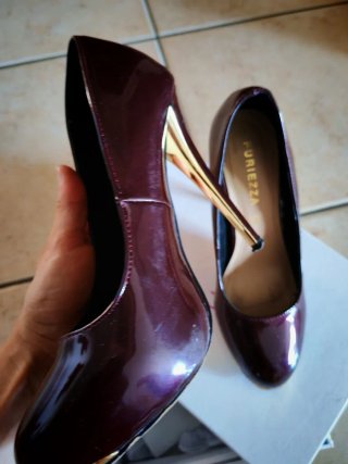 Decolleté viola lucido tacco alto