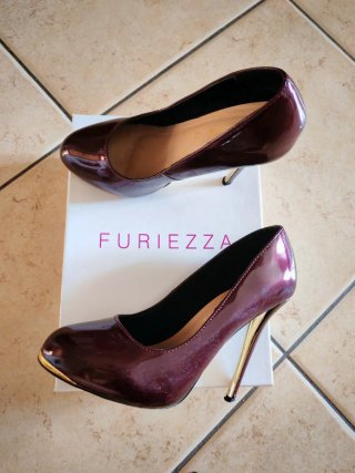 Decolleté viola lucido tacco alto