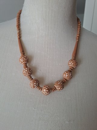 Collar artesanal de bolas de cerámica