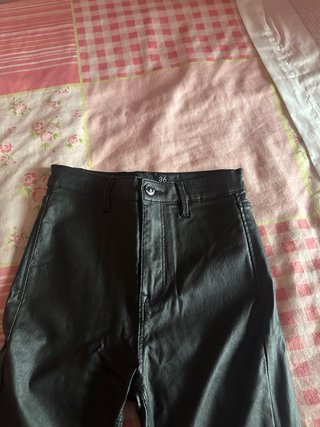 Pantalón de cuero negro