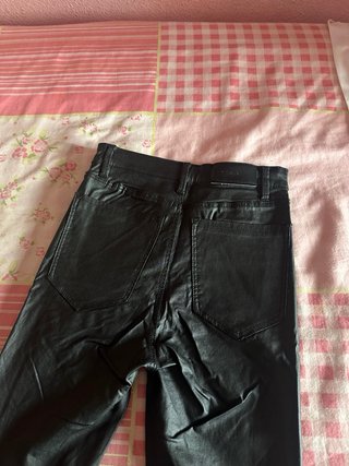 Pantalón de cuero negro