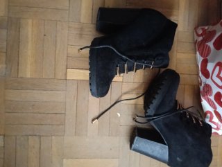 Botines negros con cordones y tacón