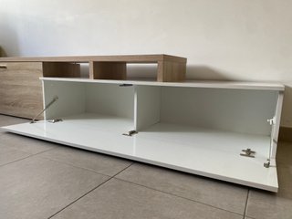 Mueble TV moderno con armario y estante
