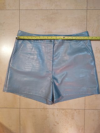 Pantalón corto polipiel gris efecto piel