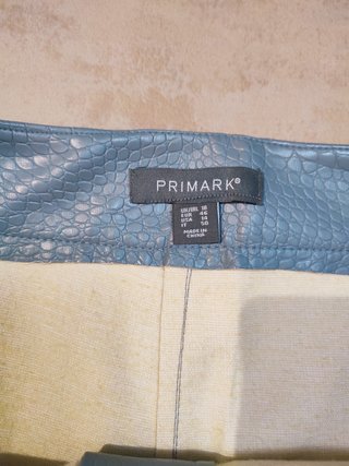 Pantalón corto polipiel gris efecto piel
