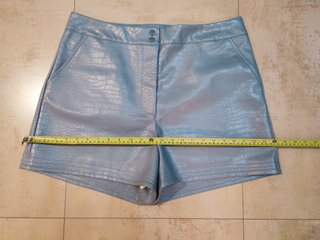 Pantalón corto polipiel gris efecto piel