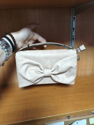 Bolso de fiesta beige con lazo