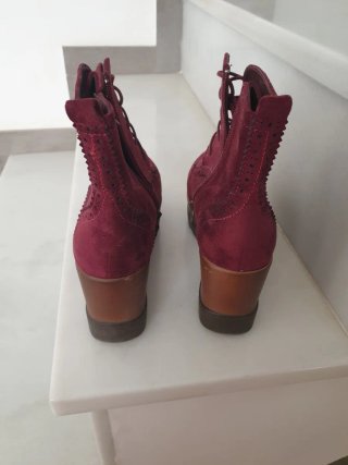 Botines de ante burdeos con cordones