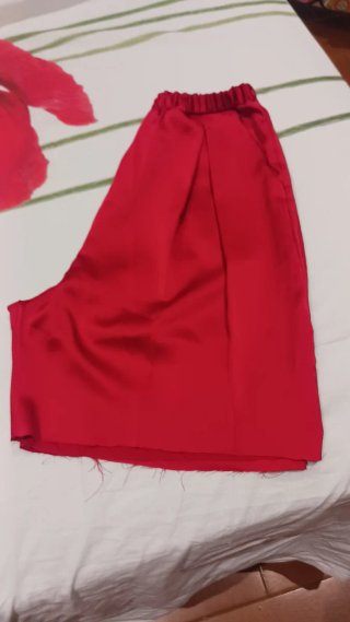 Pantalón corto rojo satinado
