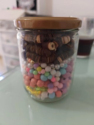 Tarro con pulseras para niña