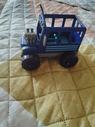 Coche de juguete azul