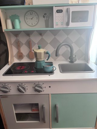Cocina de juguete de madera con caja