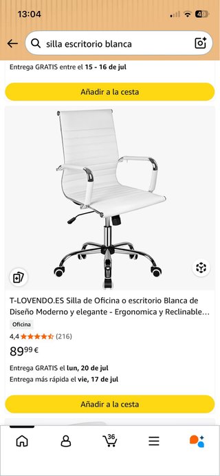 Silla de oficina blanca polipiel con reposabrazos.