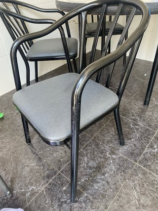 Mesa redonda con 4 sillas negras