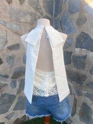 Top blanco encaje espalda lazada maxi