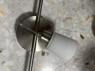 Lámpara de techo plateada y blanca