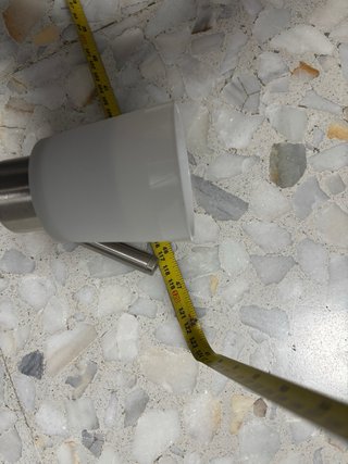Lámpara de techo plateada y blanca