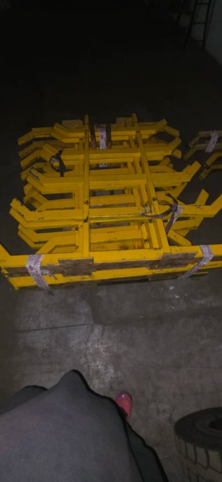 Estanterías metálicas amarillas para material