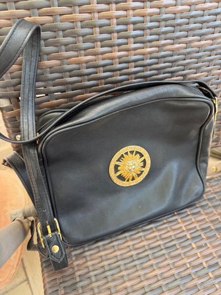 Bolso vintage negro con detalle dorado