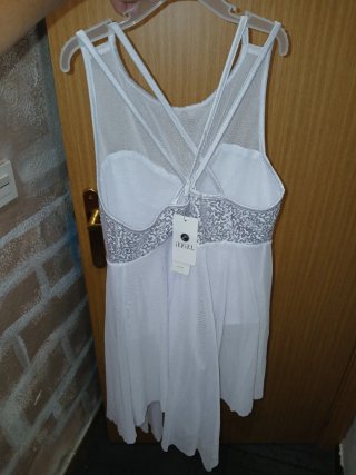 Vestido de patinaje plateado y blanco