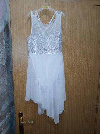 Vestido de patinaje plateado y blanco