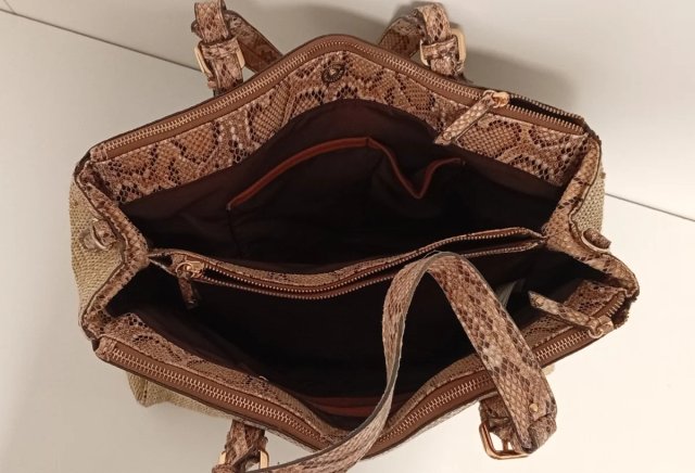 BOLSO DE MANO ESTANPADO CON PIEL DE SERPIENTE