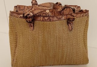 BOLSO DE MANO ESTANPADO CON PIEL DE SERPIENTE