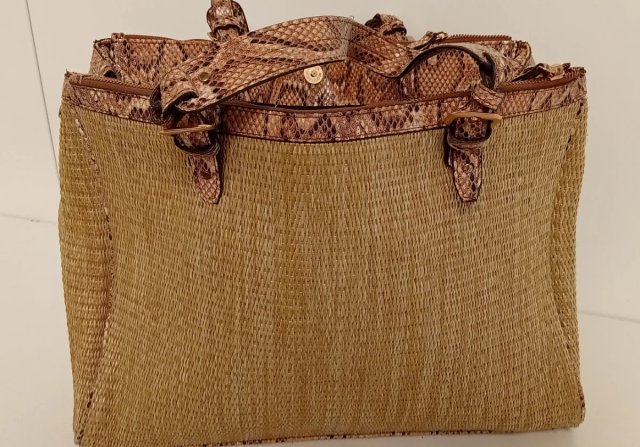BOLSO DE MANO ESTANPADO CON PIEL DE SERPIENTE