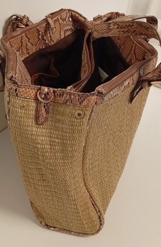 BOLSO DE MANO ESTANPADO CON PIEL DE SERPIENTE