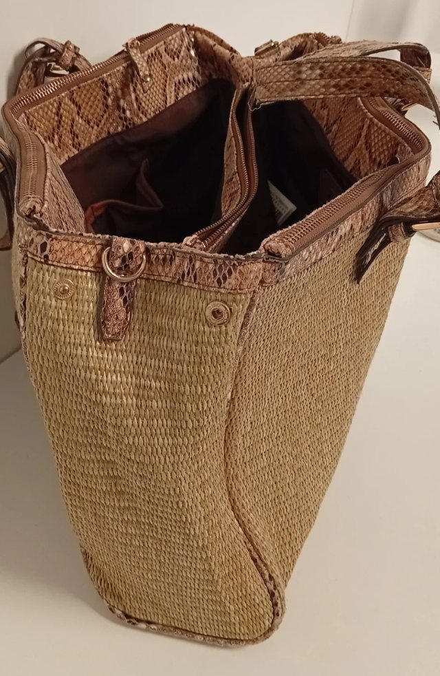 BOLSO DE MANO ESTANPADO CON PIEL DE SERPIENTE