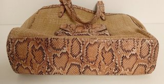 BOLSO DE MANO ESTANPADO CON PIEL DE SERPIENTE