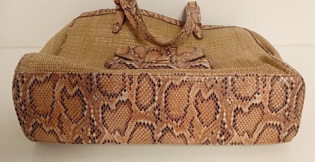 BOLSO DE MANO ESTANPADO CON PIEL DE SERPIENTE