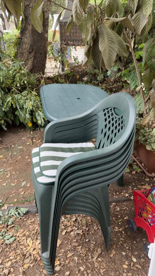 Mesa y 6 sillas de jardín de plástico