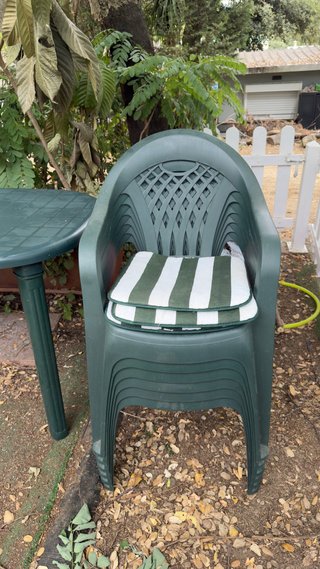 Mesa y 6 sillas de jardín de plástico