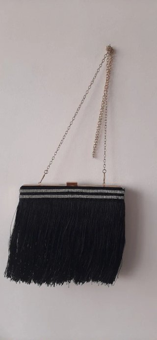 Bolso de fiesta negro con flecos y detalles