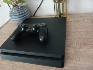 PS4 (PlayStation 4) Nera