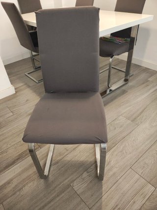 Mesa comedor blanca con 6 sillas grises