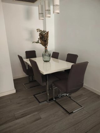 Mesa comedor blanca con 6 sillas grises