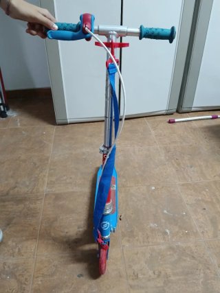 Patinete Oxelo azul y rojo.