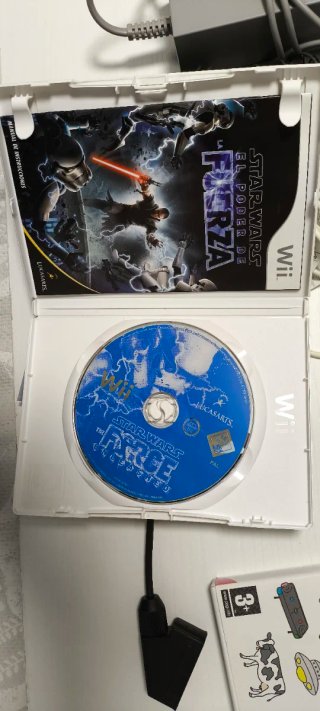 Nintendo Wii + 3 mandos + 2 nunchuks + 2 juegos