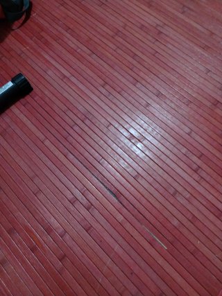 Alfombra de bambú roja, y otra lila, 20e las dos.