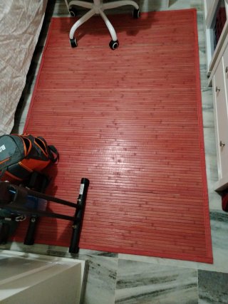 Alfombra de bambú roja, y otra lila, 20e las dos.